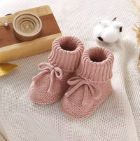 Thumbnail for SnuggleSteps – Chaudes et douces – Chaussons tricotés pour bébés
