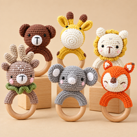 Thumbnail for CuddleRattle – Doux et ludique – Hochet pour bébé au crochet avec anneau en bois
