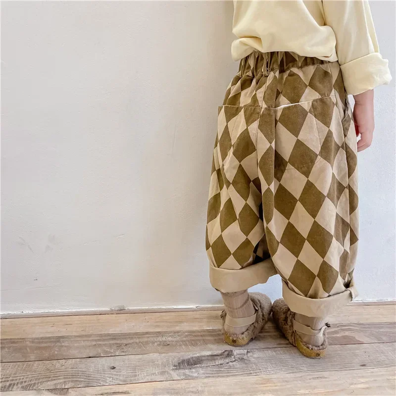 RetroBloom – Confortable et ludique – Pantalon pour enfant à motif argyle