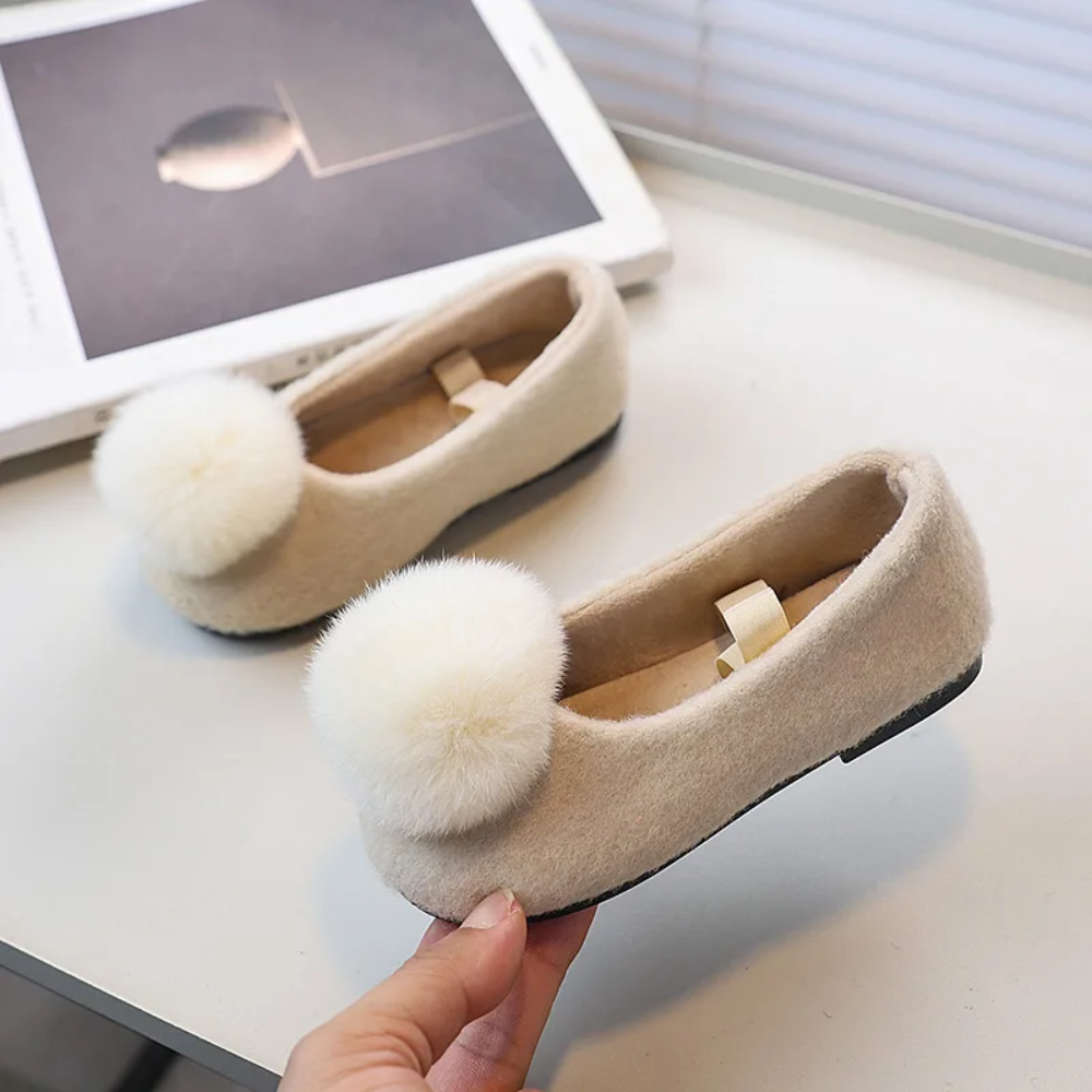 SoftSteps –  Chaudes et douillettes – Chaussures pour filles avec pompon en peluche