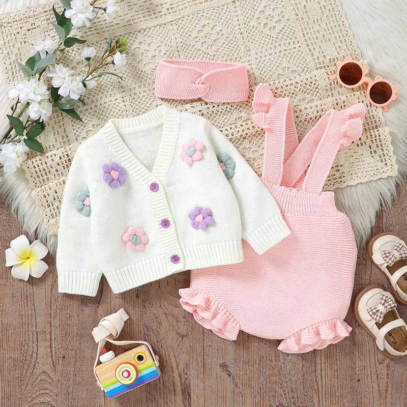 FloraKnit – Douceur et mignonnerie – Tenue pour bébé avec gilet, salopette et bandeau