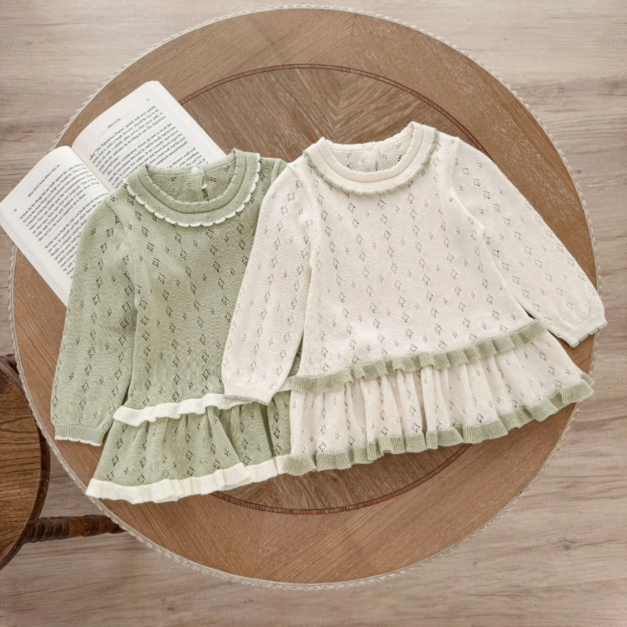 MiniBelle – Élégante et douce – Robe de bébé tricotée avec volants