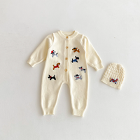 Thumbnail for PlayfulKnit – Doux et mignon – Combinaison pour bébé en tricot avec imprimé chiens