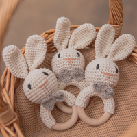 Thumbnail for CuddleRattle – Doux et ludique – Hochet pour bébé au crochet avec anneau en bois