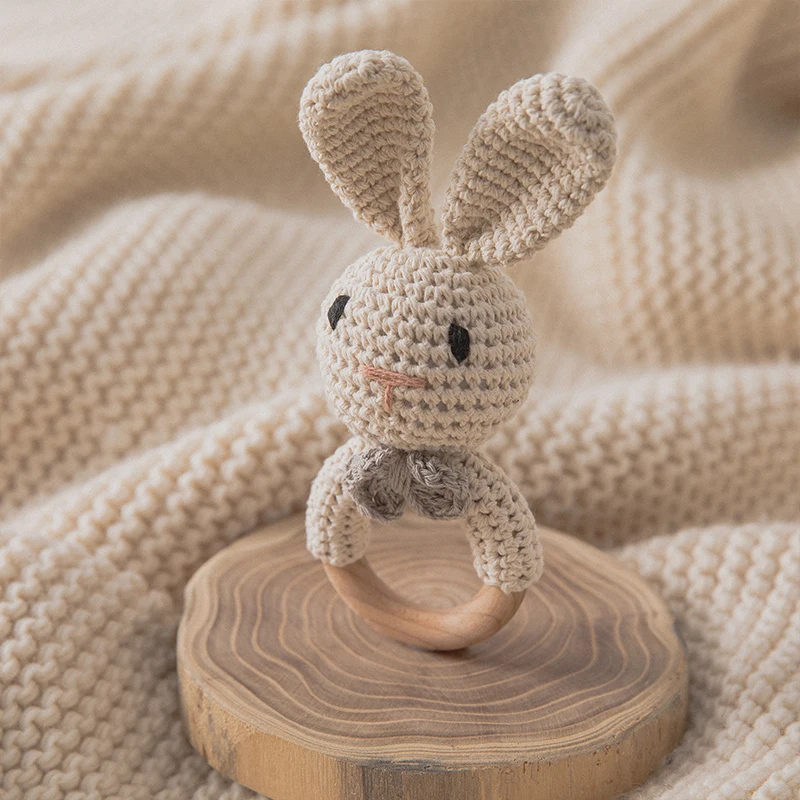 CuddleRattle – Doux et ludique – Hochet pour bébé au crochet avec anneau en bois