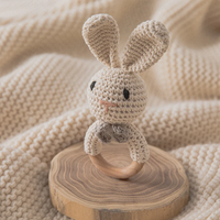 Thumbnail for CuddleRattle – Doux et ludique – Hochet pour bébé au crochet avec anneau en bois