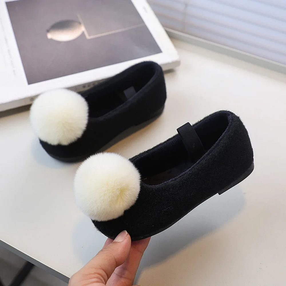 SoftSteps –  Chaudes et douillettes – Chaussures pour filles avec pompon en peluche
