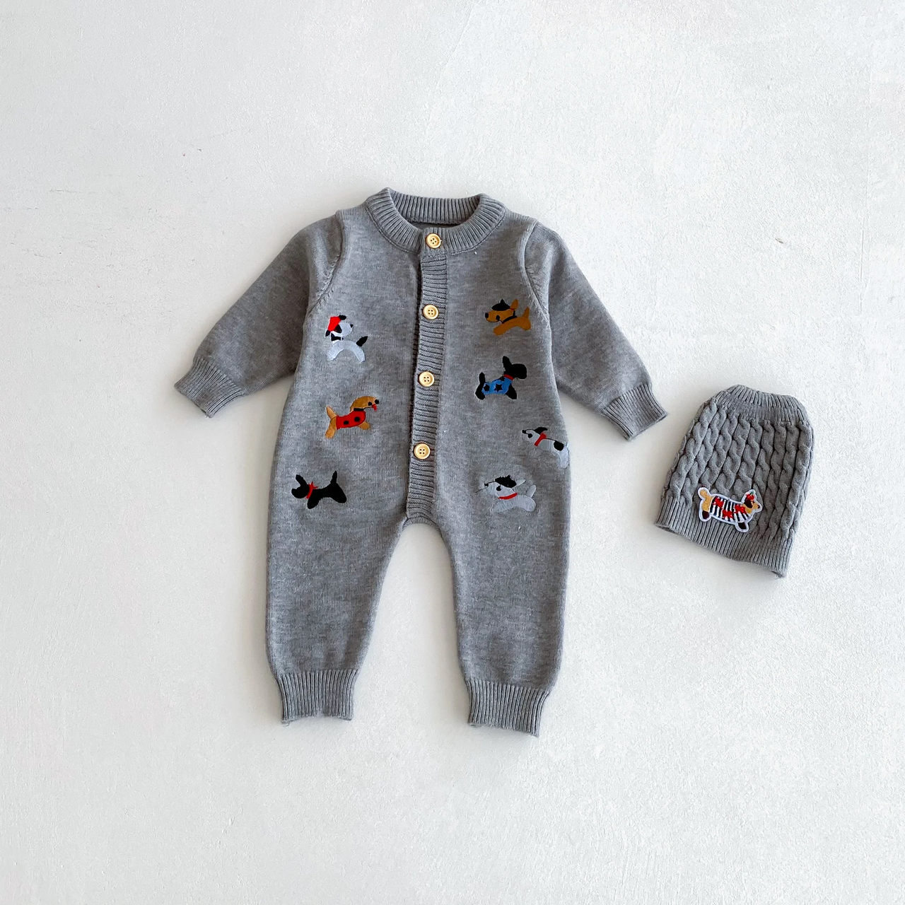 PlayfulKnit – Doux et mignon – Combinaison pour bébé en tricot avec imprimé chiens