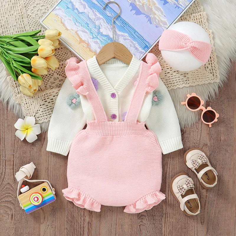 FloraKnit – Douceur et mignonnerie – Tenue pour bébé avec gilet, salopette et bandeau