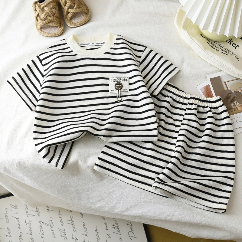 Kids Stripe Outfit – Tendance et confort – Tenue d'été pour enfants