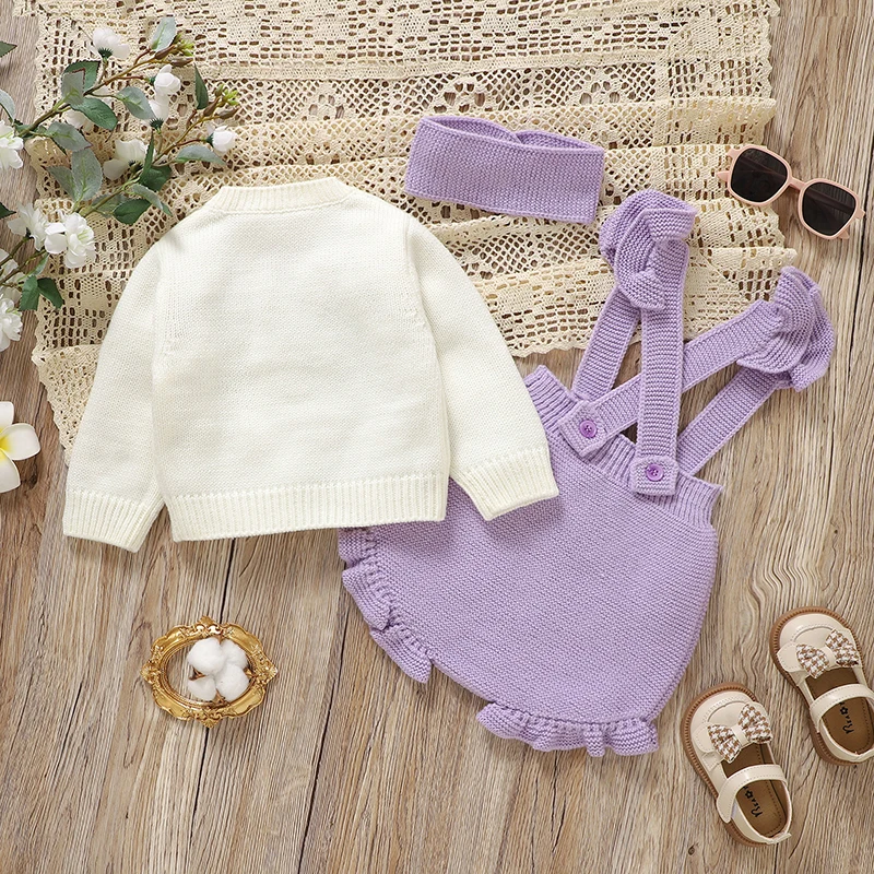 FloraKnit – Douceur et mignonnerie – Tenue pour bébé avec gilet, salopette et bandeau
