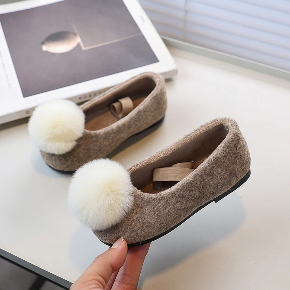 SoftSteps –  Chaudes et douillettes – Chaussures pour filles avec pompon en peluche