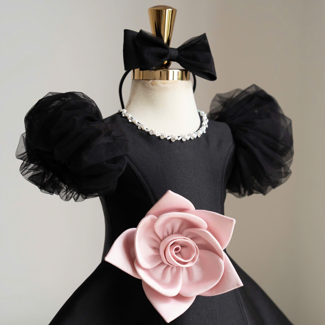 LittleRose – Élégante et festive – Robe pour fille avec fleur en 3D et manches bouffantes