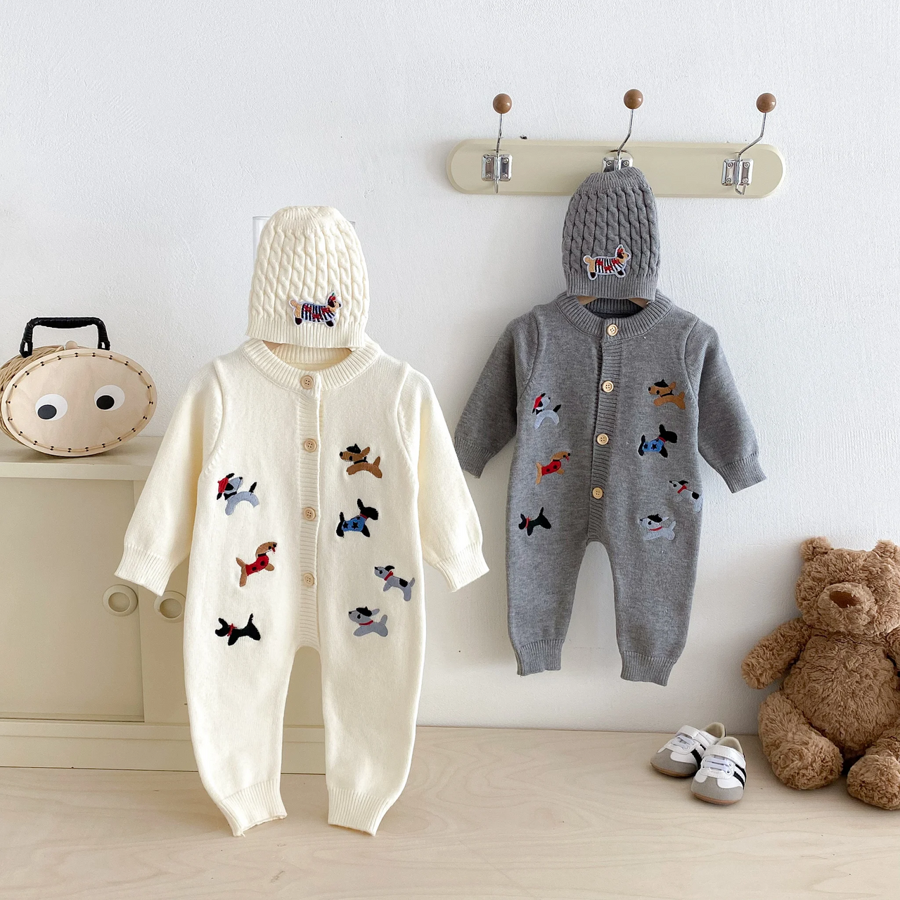 PlayfulKnit – Doux et mignon – Combinaison pour bébé en tricot avec imprimé chiens