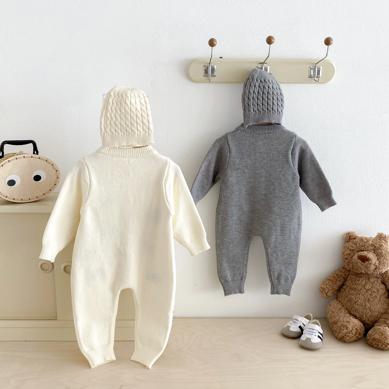 PlayfulKnit – Doux et mignon – Combinaison pour bébé en tricot avec imprimé chiens