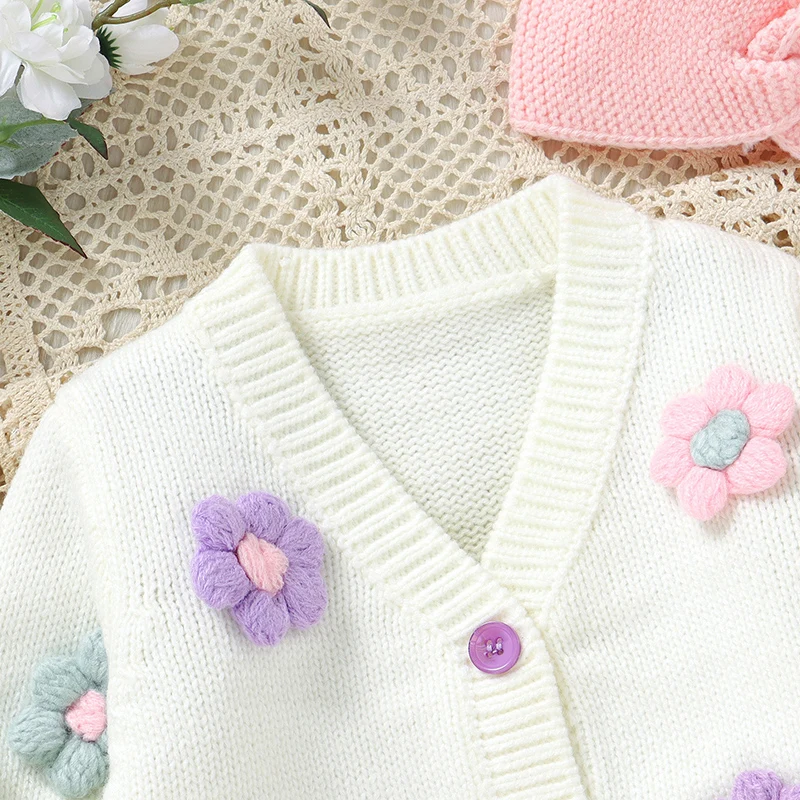 FloraKnit – Douceur et mignonnerie – Tenue pour bébé avec gilet, salopette et bandeau