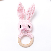 Thumbnail for CuddleRattle – Doux et ludique – Hochet pour bébé au crochet avec anneau en bois