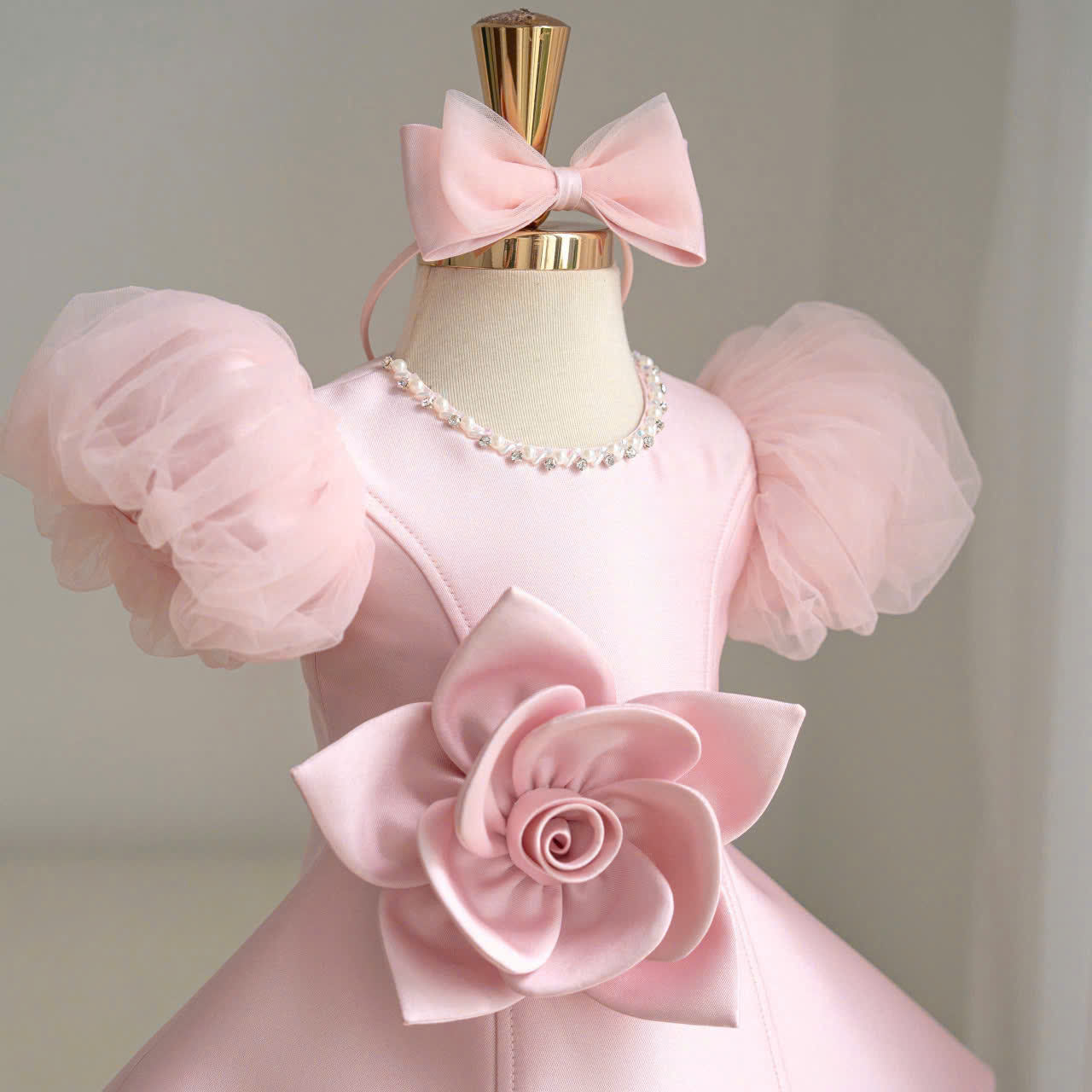 LittleRose – Élégante et festive – Robe pour fille avec fleur en 3D et manches bouffantes