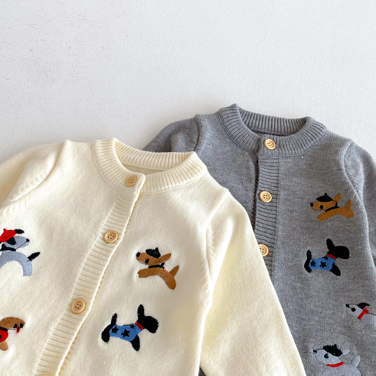 PlayfulKnit – Doux et mignon – Combinaison pour bébé en tricot avec imprimé chiens