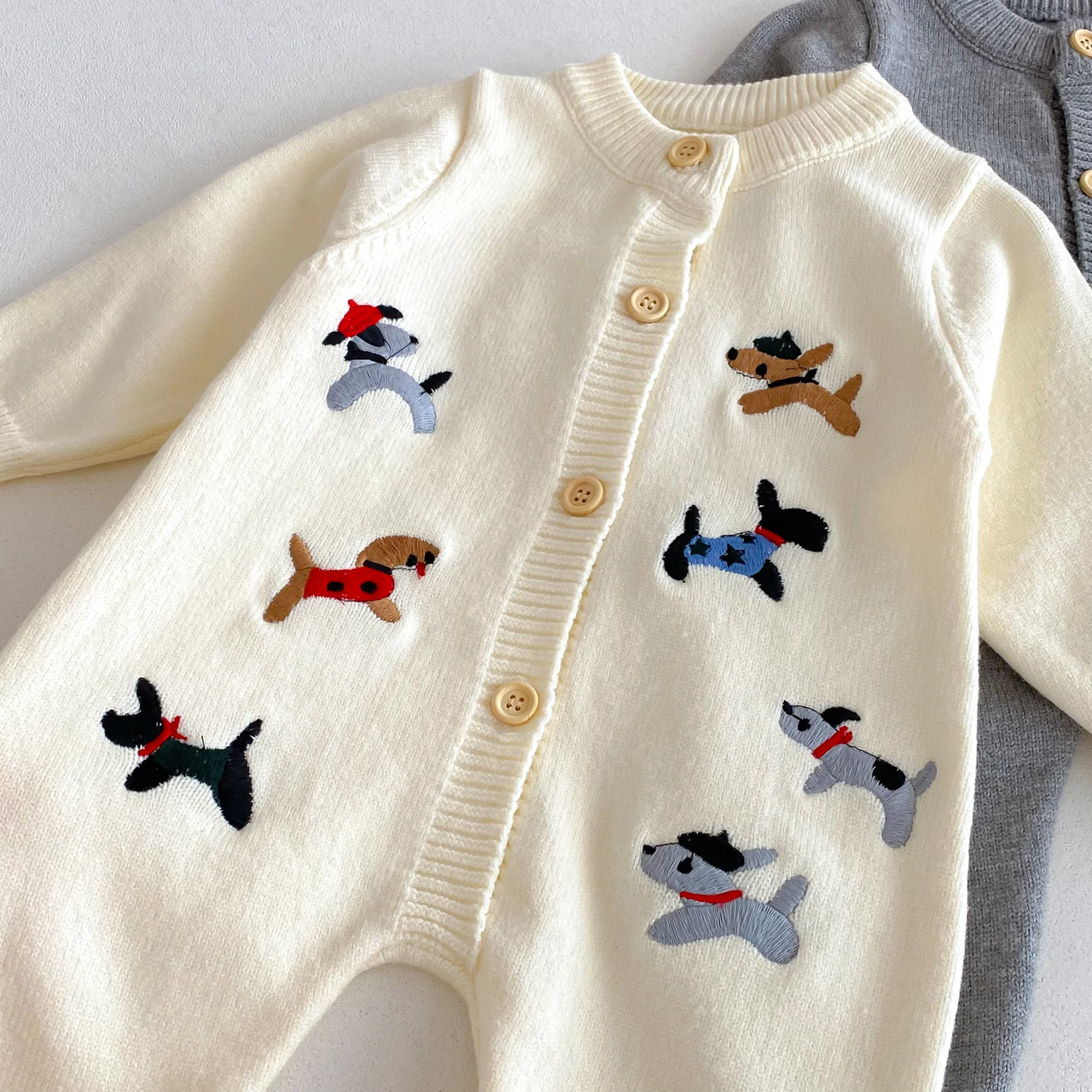 PlayfulKnit – Doux et mignon – Combinaison pour bébé en tricot avec imprimé chiens