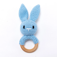 Thumbnail for CuddleRattle – Doux et ludique – Hochet pour bébé au crochet avec anneau en bois