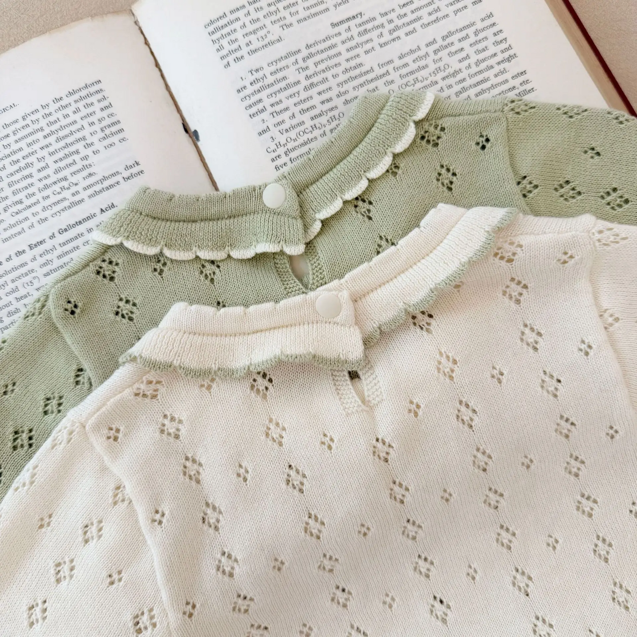 MiniBelle – Élégante et douce – Robe de bébé tricotée avec volants