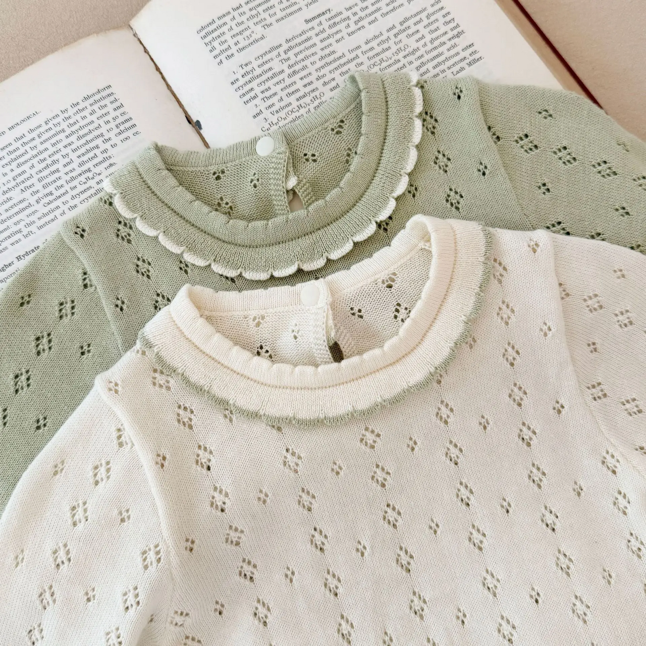 MiniBelle – Élégante et douce – Robe de bébé tricotée avec volants