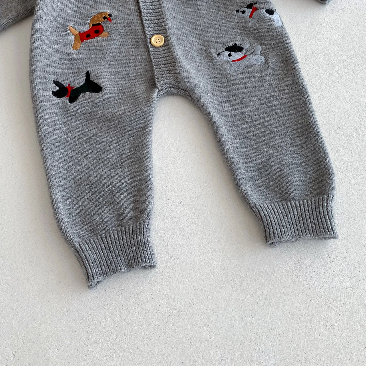 PlayfulKnit – Doux et mignon – Combinaison pour bébé en tricot avec imprimé chiens