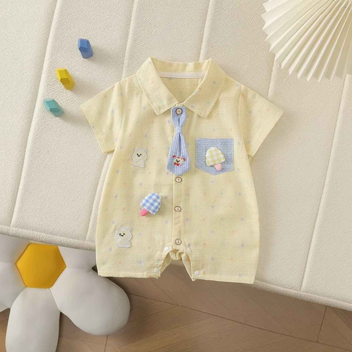 KiddoStyle – Mignon et tout doux – Combinaison pour enfant avec cravate et écusson