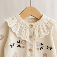 Thumbnail for FloraKnit – Chaleureux et tendance – Cardigan en maille avec des détails floraux