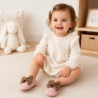 Thumbnail for SweetBow – Mignon et pratique – Chaussons de bébé tricotés avec un nœud papillon
