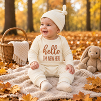 Thumbnail for CuddleBaby – Bonjour, je suis nouvelle ici – Ensemble combi-pantalon et bonnet pour bébé