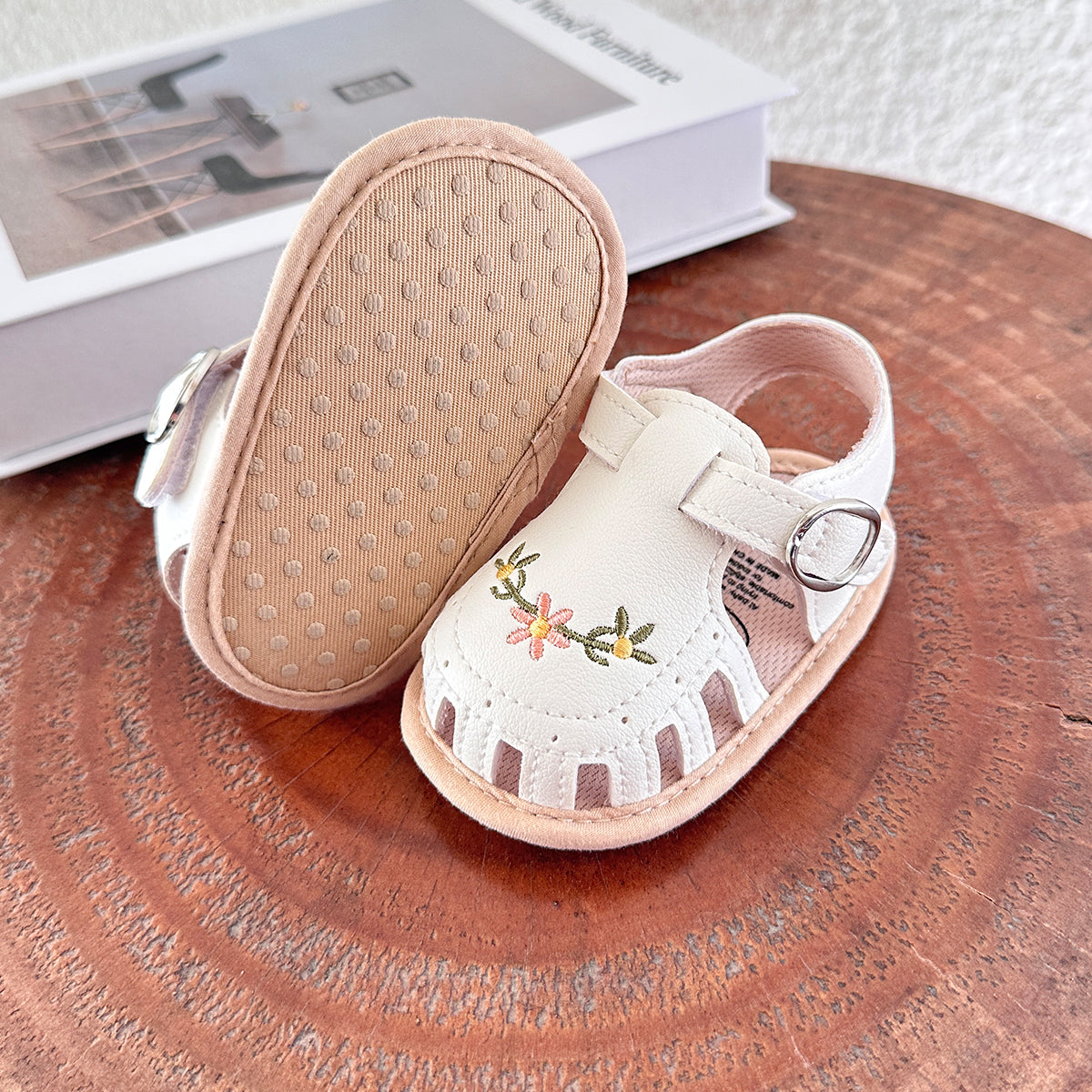 TinyPetals – Confort et style – Sandales pour bébé avec broderies florales