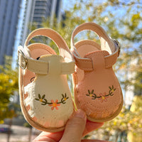 Thumbnail for TinyPetals – Confort et style – Sandales pour bébé avec broderies florales
