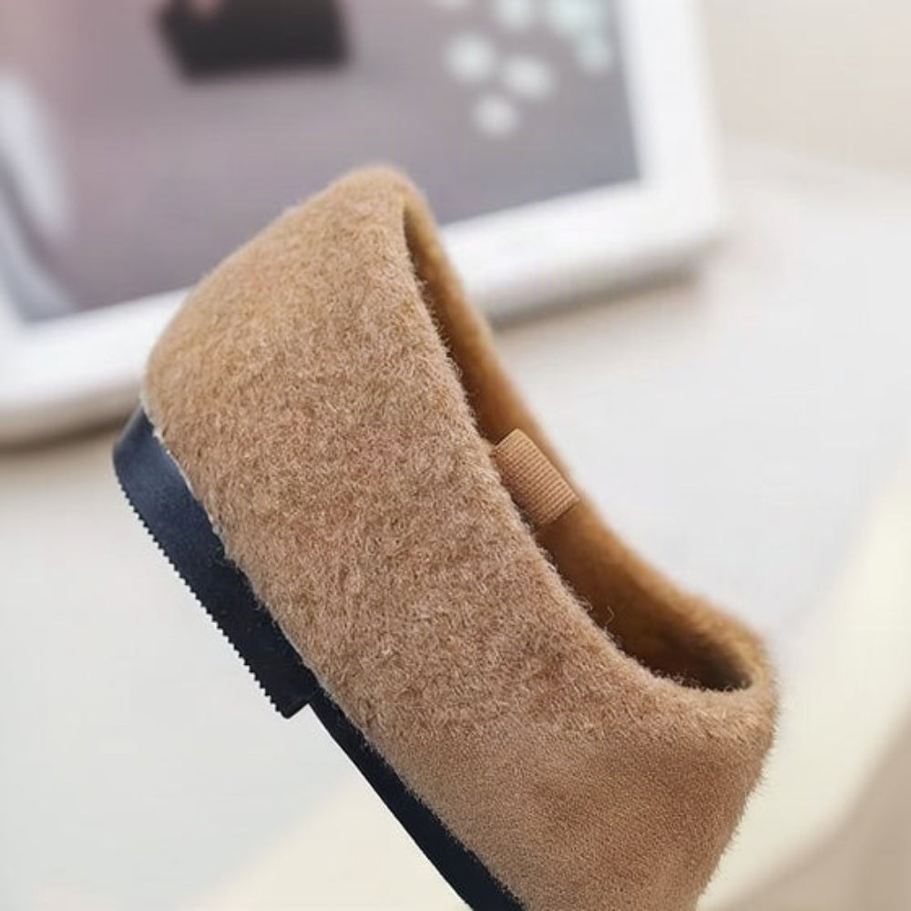 SoftSteps –  Chaudes et douillettes – Chaussures pour filles avec pompon en peluche