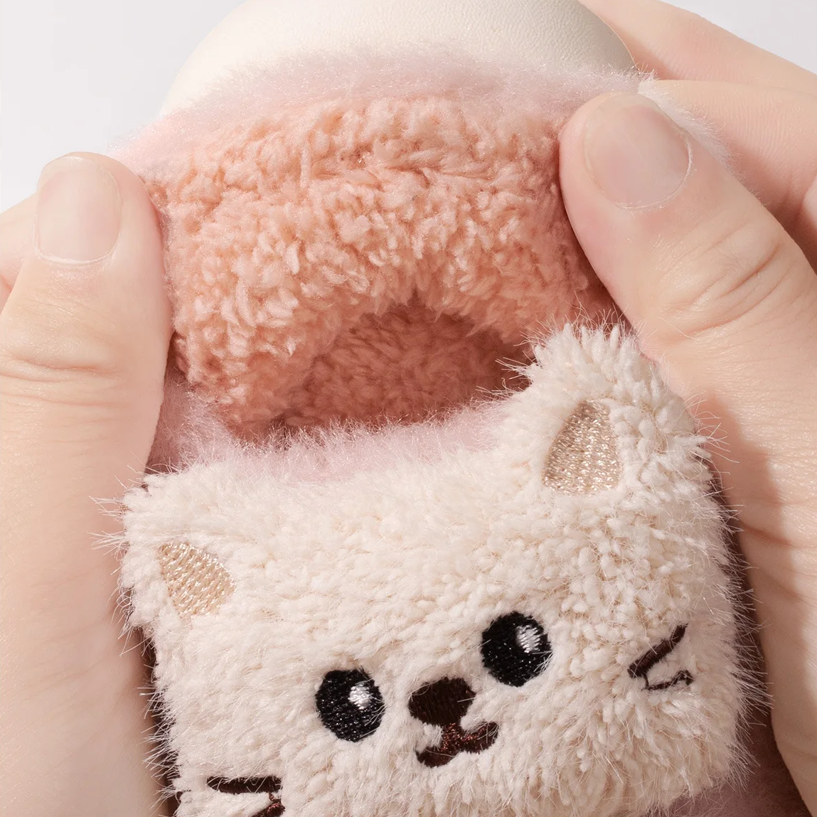 SnuggleKitty – Chaleur et sécurité – Chaussons pour enfants en forme de chat